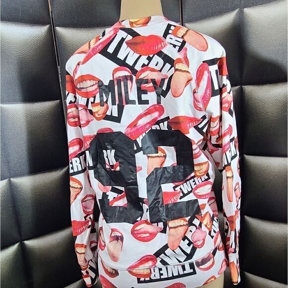 Miley Twerk shirt    - Picture 6 of 9